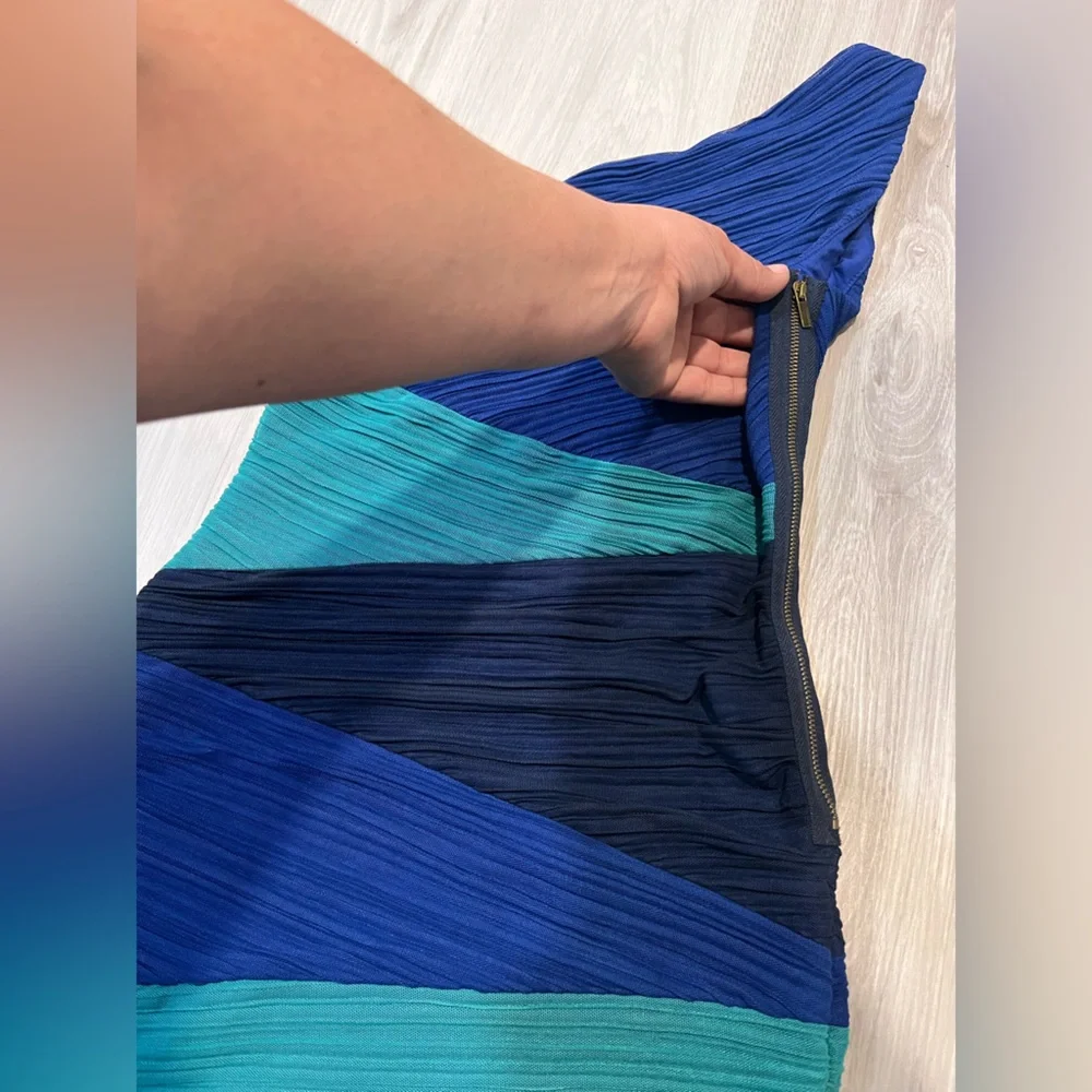 BCBG MAXAZRIA Elegant Blue and Green One-Shoulder Dress - Picture 7 of 7